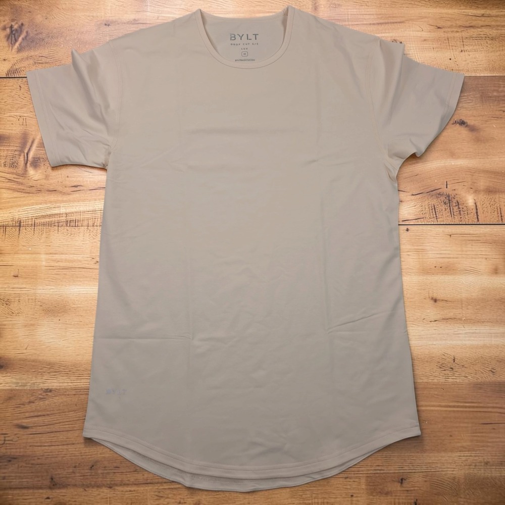 BYLT Drop Cut SS Lux T-Shirt Mens Medium Sand Tan Athletic Fit Wrinkle Free NEW